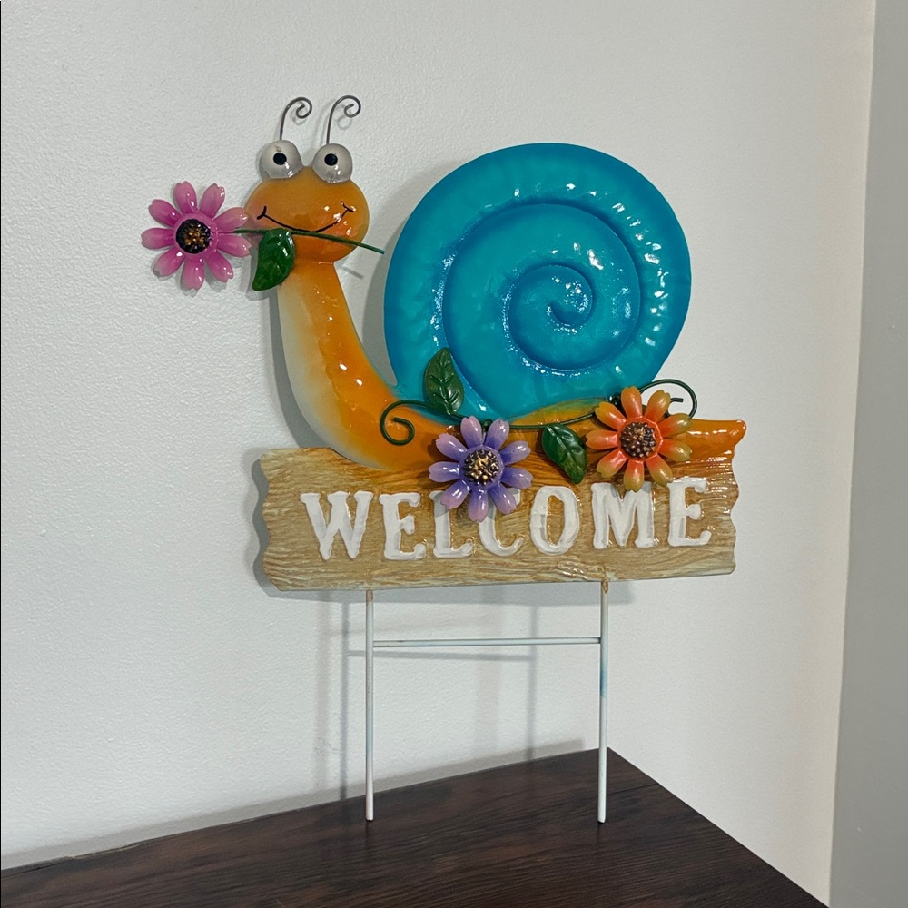 HP- NWT- Adorable Snail Metal Welcome Yard or Lawn Stake Sign w/ Flowers